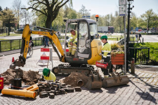 de omgevingswet: mannen aan het werk op straat met een graafmachine